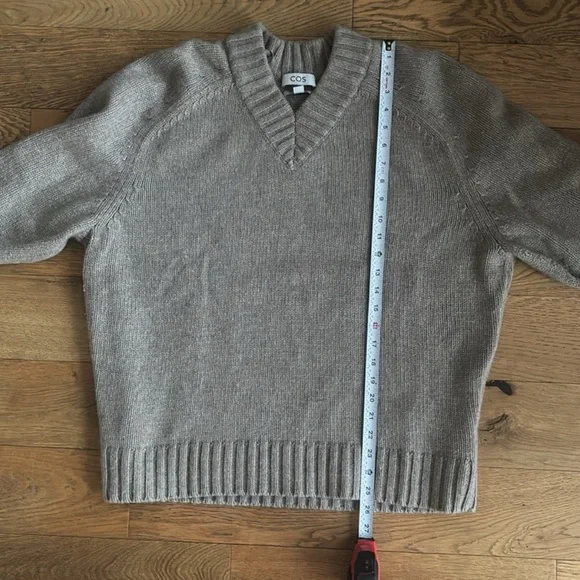 COS Chunky Pure Cashmere V-Neck Sweater in Beige - Picture 5 of 9